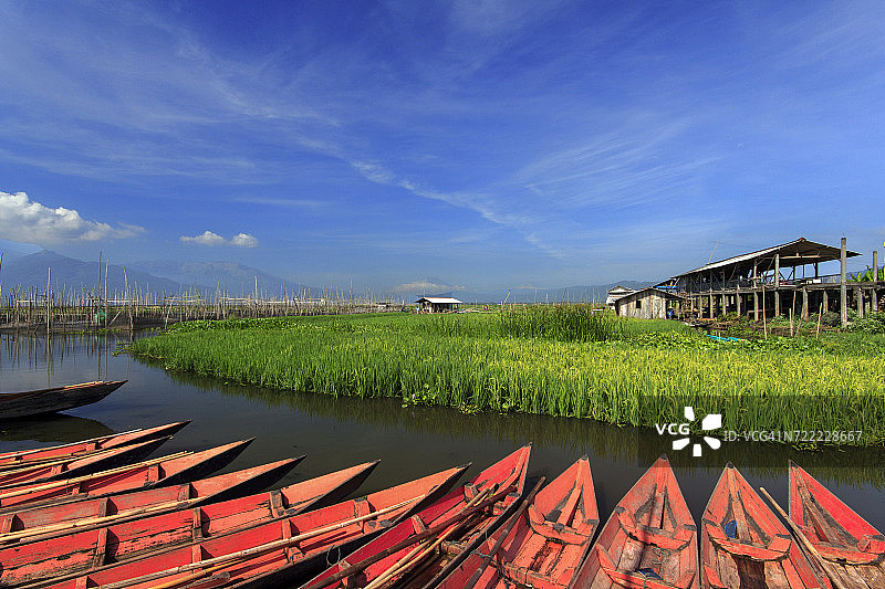 印度尼西亚中爪哇三宝垄拉瓦珀宁湖上的船图片素材