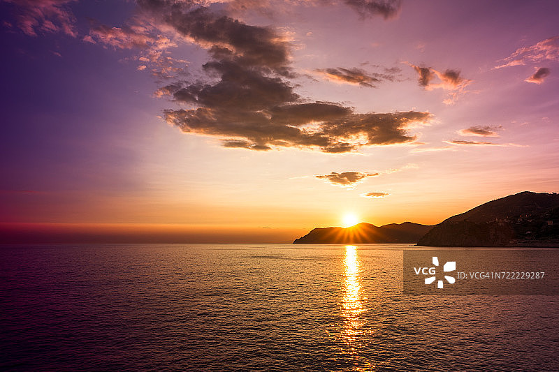 意大利利古里亚五渔村：从马纳罗拉到波托菲诺的日落景色图片素材