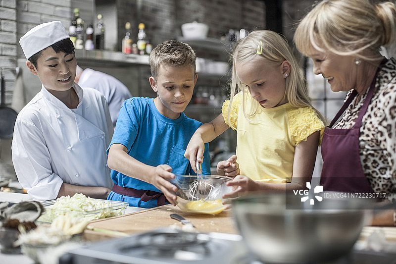 孩子们在烹饪课上做饭图片素材
