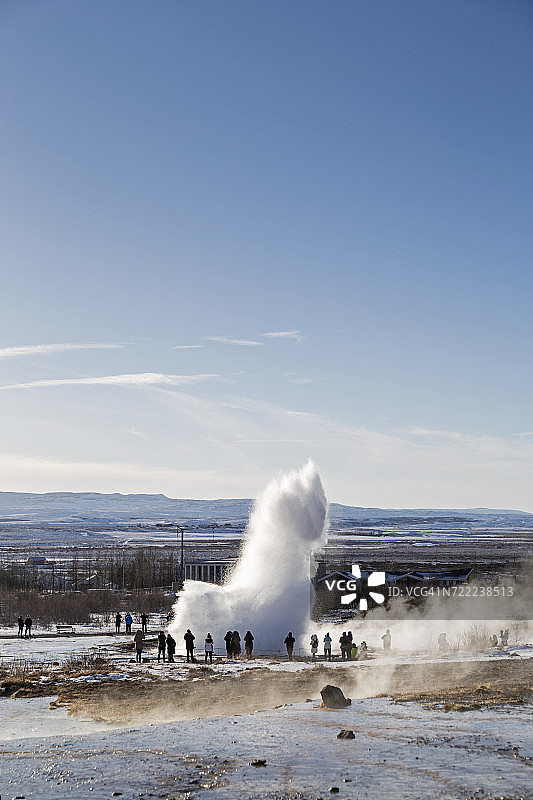 冰岛黄金圈，豪卡达鲁尔山谷，斯特罗库尔间歇泉喷发图片素材