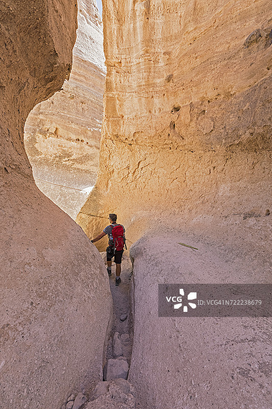 美国新墨西哥州帕哈里托高原，桑多瓦尔县，卡莎-卡图韦帐篷岩国家纪念碑，峡缝型峡谷中的游客图片素材