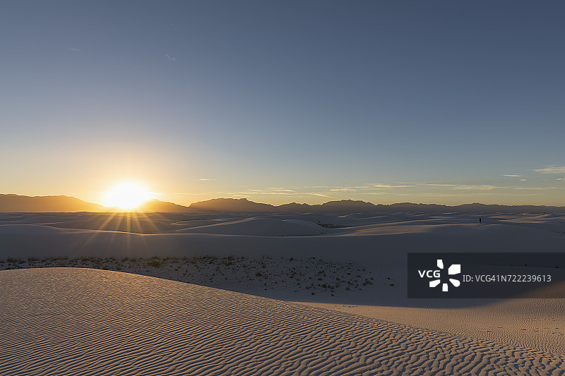 美国新墨西哥州：奇瓦瓦沙漠，白沙国家纪念碑日出景观图片素材