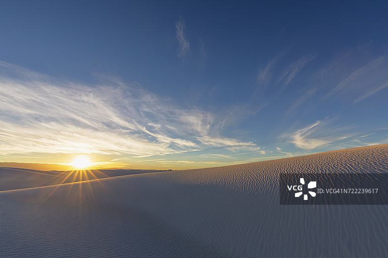 美国新墨西哥州：奇瓦瓦沙漠，白沙国家纪念碑日出景观图片素材