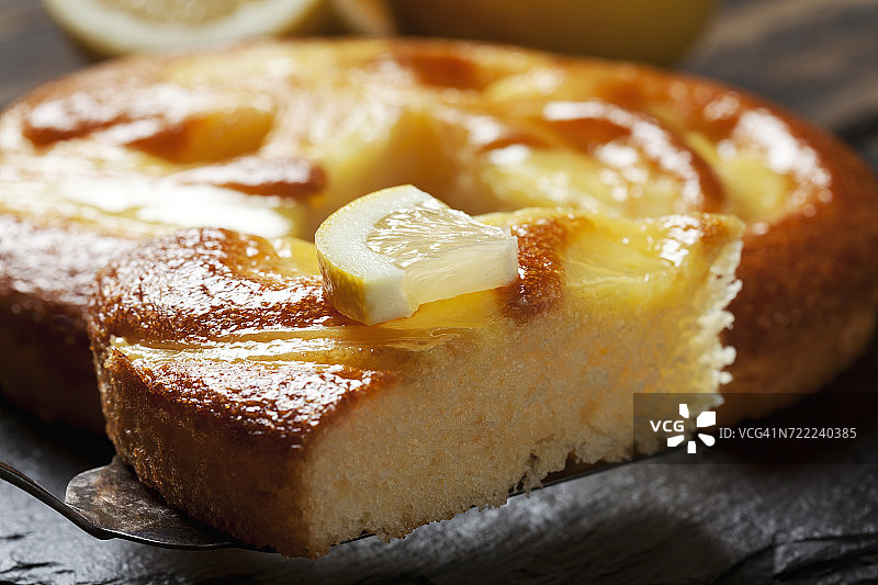 柠檬奶油蛋糕切块图片素材