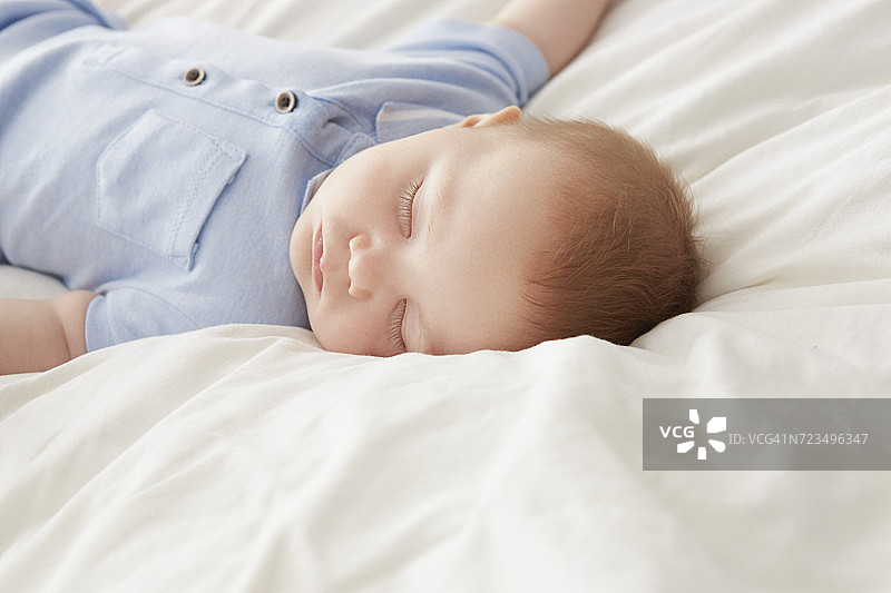 在床上熟睡的男婴图片素材