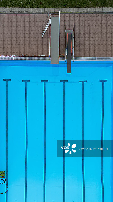 俯视视角下的游泳池跳板图片素材