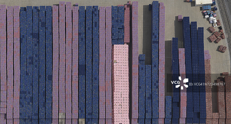 德国北莱茵-威斯特法伦州多特蒙德铁路货场堆叠集装箱的俯视图图片素材