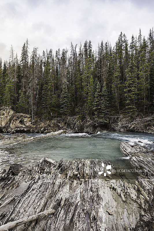 加拿大不列颠哥伦比亚省幽鹤国家公园踢马河自然桥瀑布图片素材