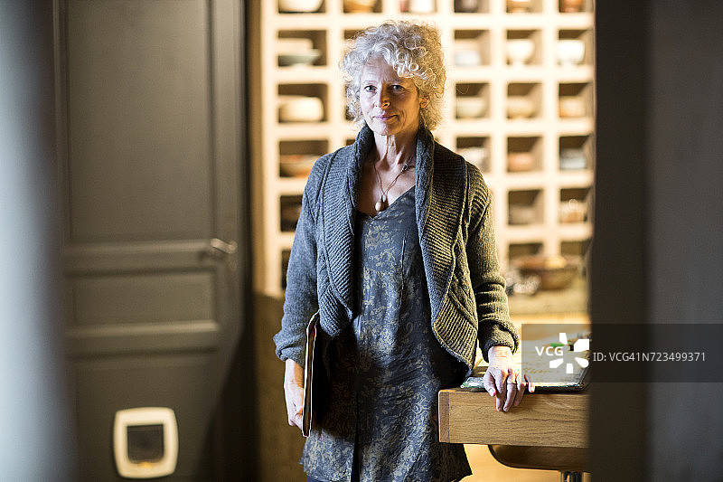 陶瓷画廊中的女人图片素材