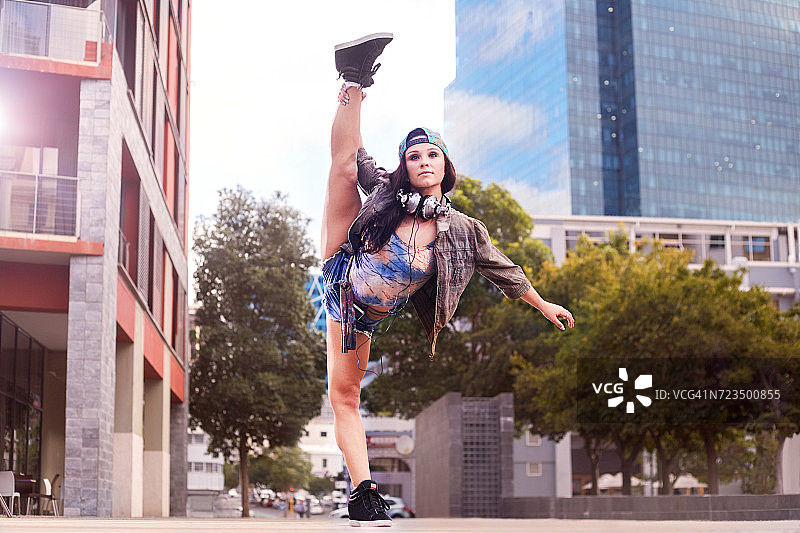 在南非开普敦单腿踢腿平衡的舞者图片素材