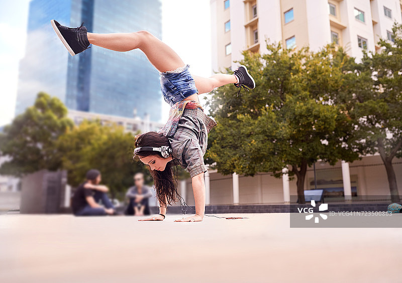 在南非开普敦市广场倒立的舞者图片素材