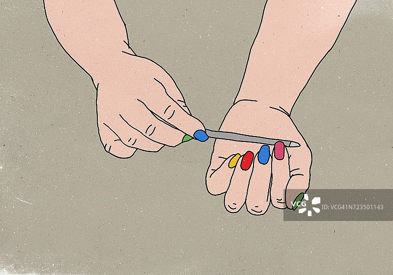 女人锉指甲的特写图片素材