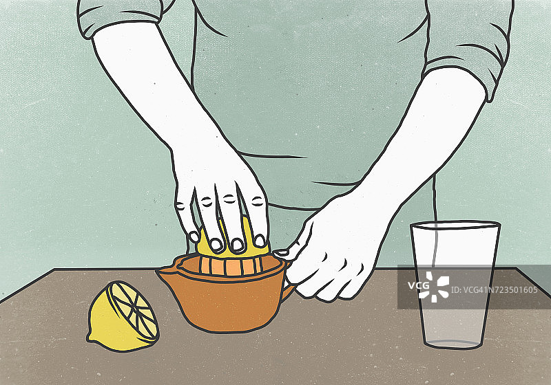 女子在彩色背景下用榨汁机榨柠檬图片素材