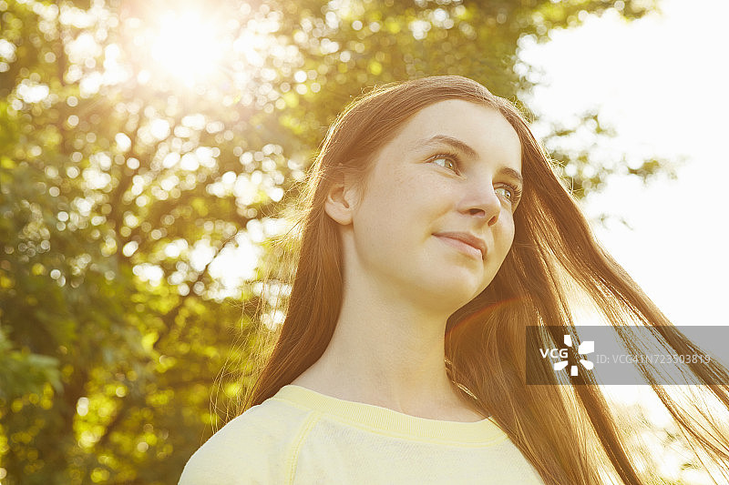 公园里长棕色头发的女孩肖像图片素材