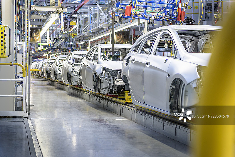 工厂生产线上汽车的景象图片素材