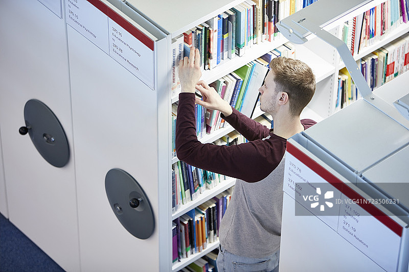 在图书馆学习的大学生图片素材