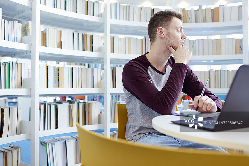 在图书馆里做白日梦的大学生图片素材