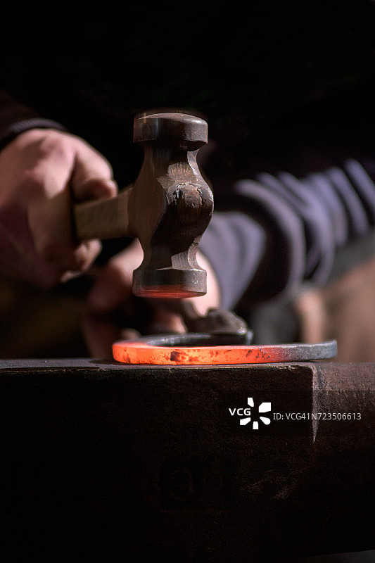 铁匠在铁砧上锻造马蹄铁图片素材