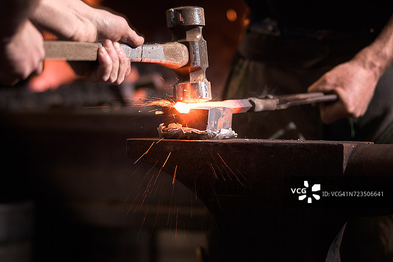 蹄铁匠在铁砧上锻造马蹄铁图片素材