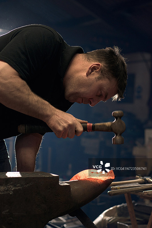 铁匠在铁砧上锻造马蹄铁图片素材