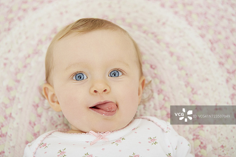 躺在毯子上的女婴肖像图片素材