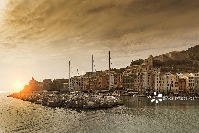 日落时韦内雷港的港口和圣彼得教堂图片素材