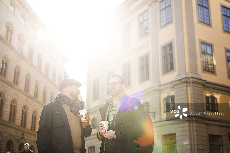 瑞典斯德哥尔摩老城：在户外喝咖啡的两个男人图片素材