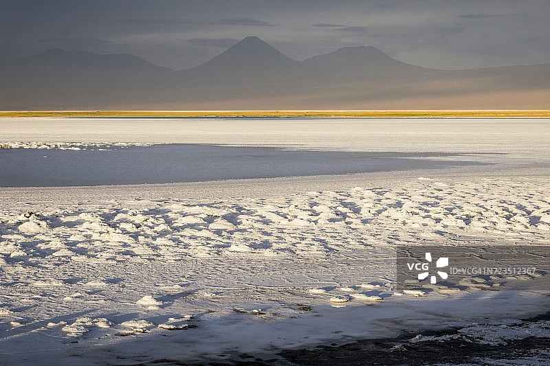 智利阿塔卡马圣佩德罗的雪景图片素材
