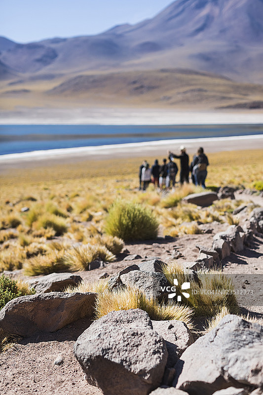 人们参观米斯坎蒂湖图片素材
