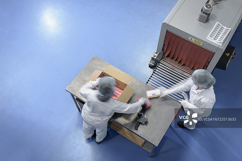 制药厂生产线上工人的俯视图图片素材