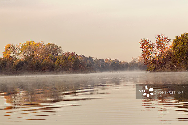 美国加利福尼亚州萨克拉门托的美国河黎明图片素材