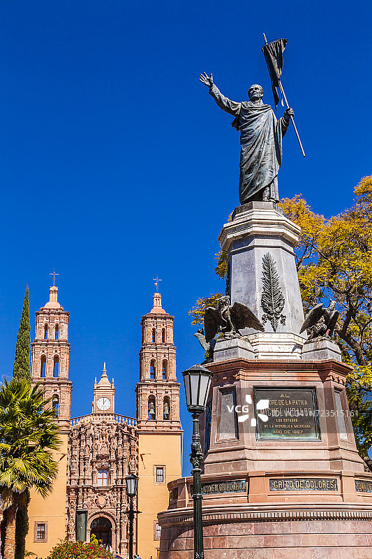 米格尔·伊达尔戈神父雕像，背景是多洛雷斯·伊达尔戈的主教座堂，墨西哥图片素材