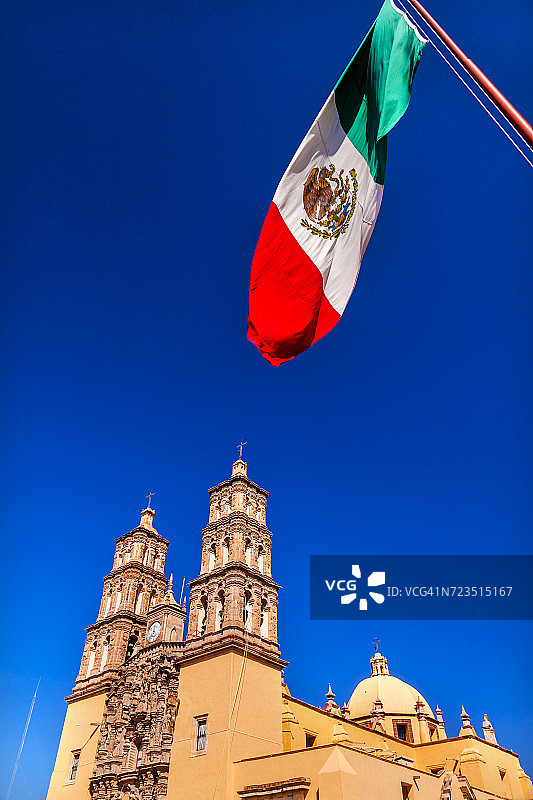墨西哥多洛雷斯伊达尔戈的墨西哥国旗和教堂图片素材