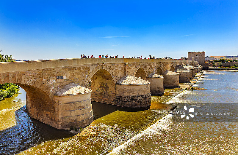 西班牙科尔多瓦瓜达尔基维尔河上的古罗马桥入口图片素材