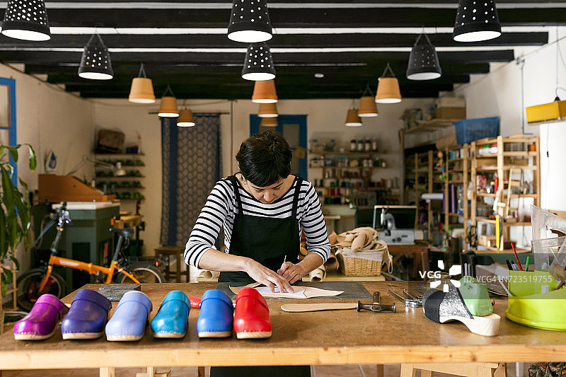 在作坊工作的木屐匠图片素材