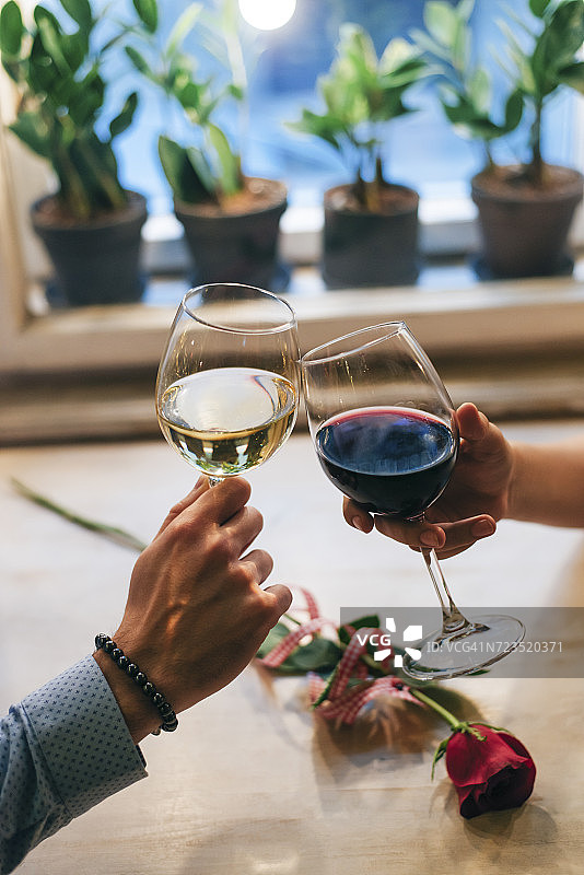 情侣举杯敬酒特写图片素材