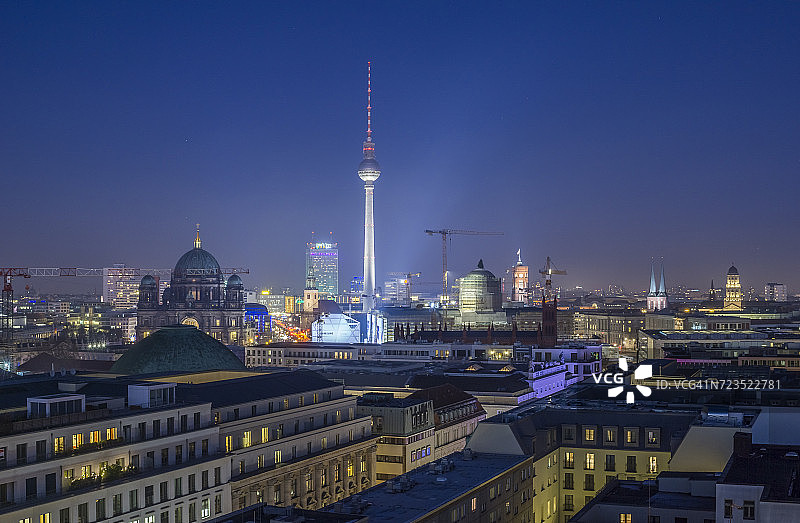 德国柏林电视塔夜景天际线图片素材