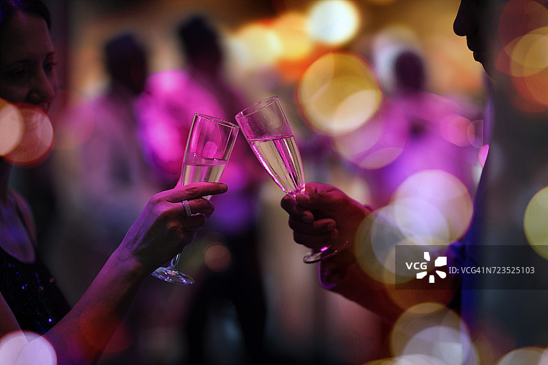 派对上的两位客人碰香槟酒杯图片素材