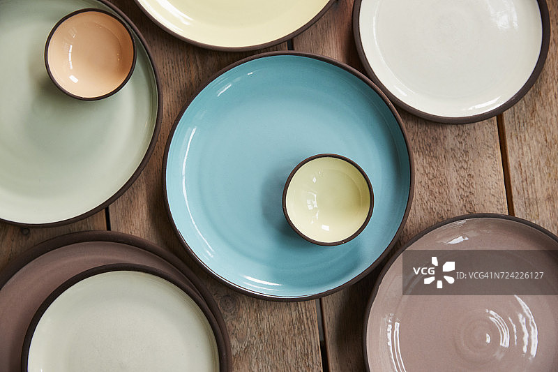 木桌上的手工陶器俯视特写图片素材