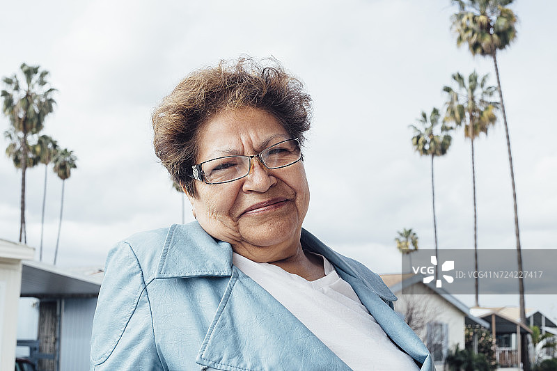 看着镜头微笑的女子肖像图片素材