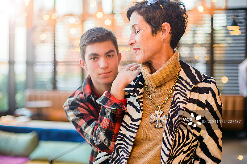 和时尚母亲在一起的青少年男孩图片素材