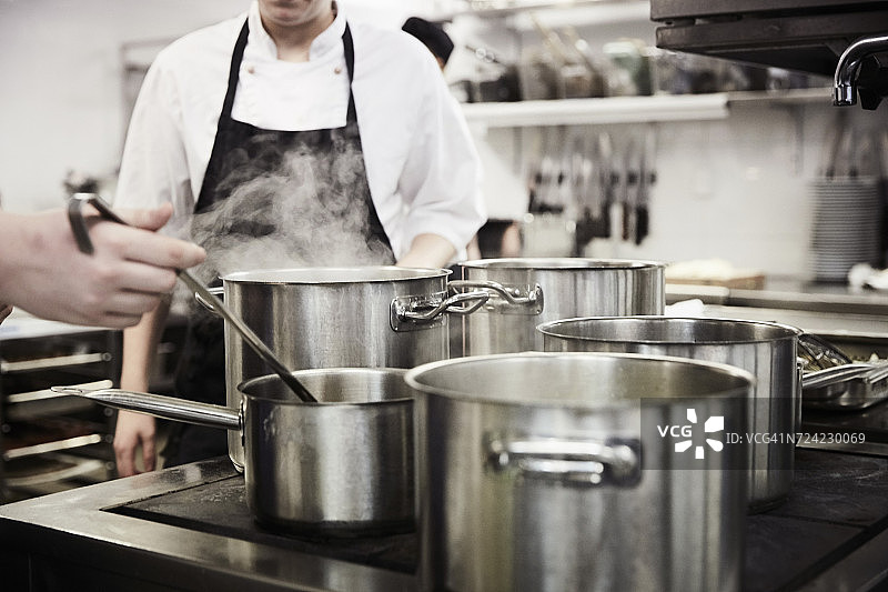 男厨师在商业厨房烹饪食物的局部照片图片素材