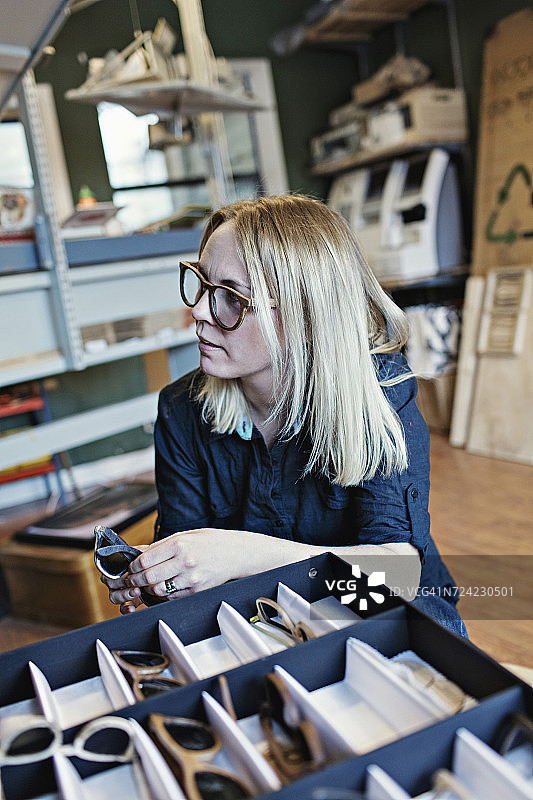 坐在眼镜店的女老板图片素材