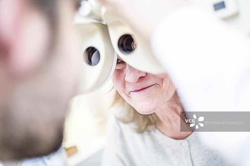 女人进行眼科检查图片素材