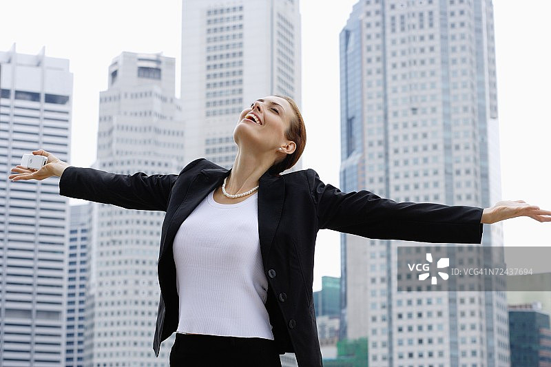 张开双臂，抬头仰望的女商人图片素材
