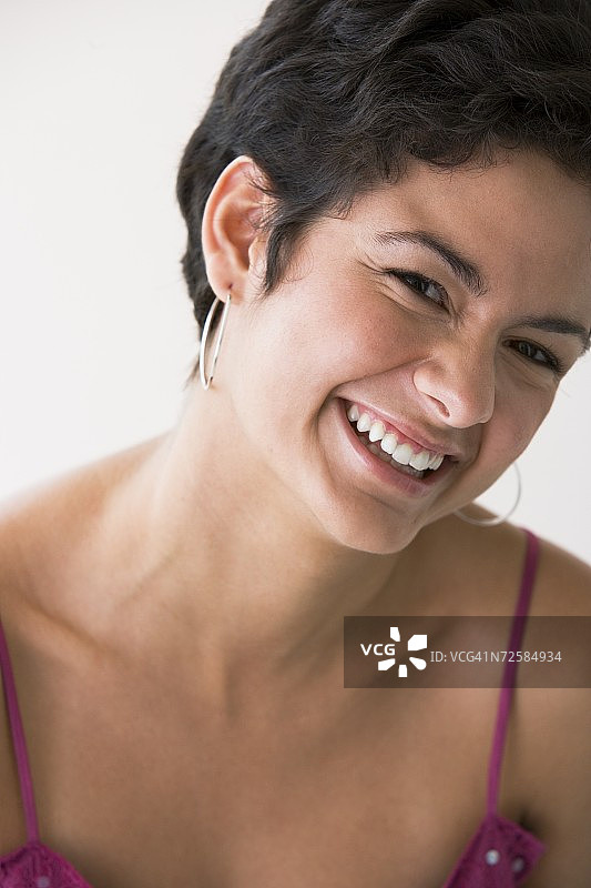 微笑的年轻女子特写肖像图片素材