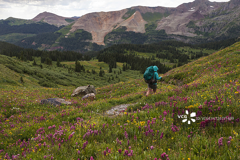 徒步旅行者在锡尔弗顿附近科罗拉多步道上冒雨翻山图片素材