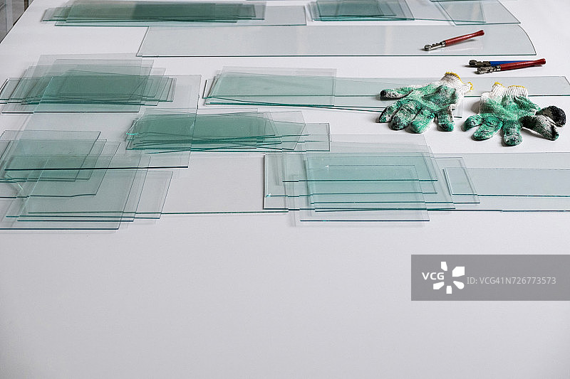 白色桌子上的玻璃和玻璃刀图片素材