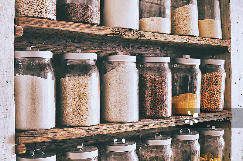 木架上的食材罐图片素材