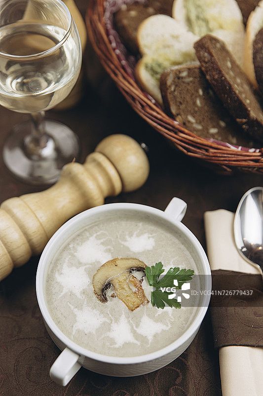 漂浮在汤杯中的蘑菇图片素材